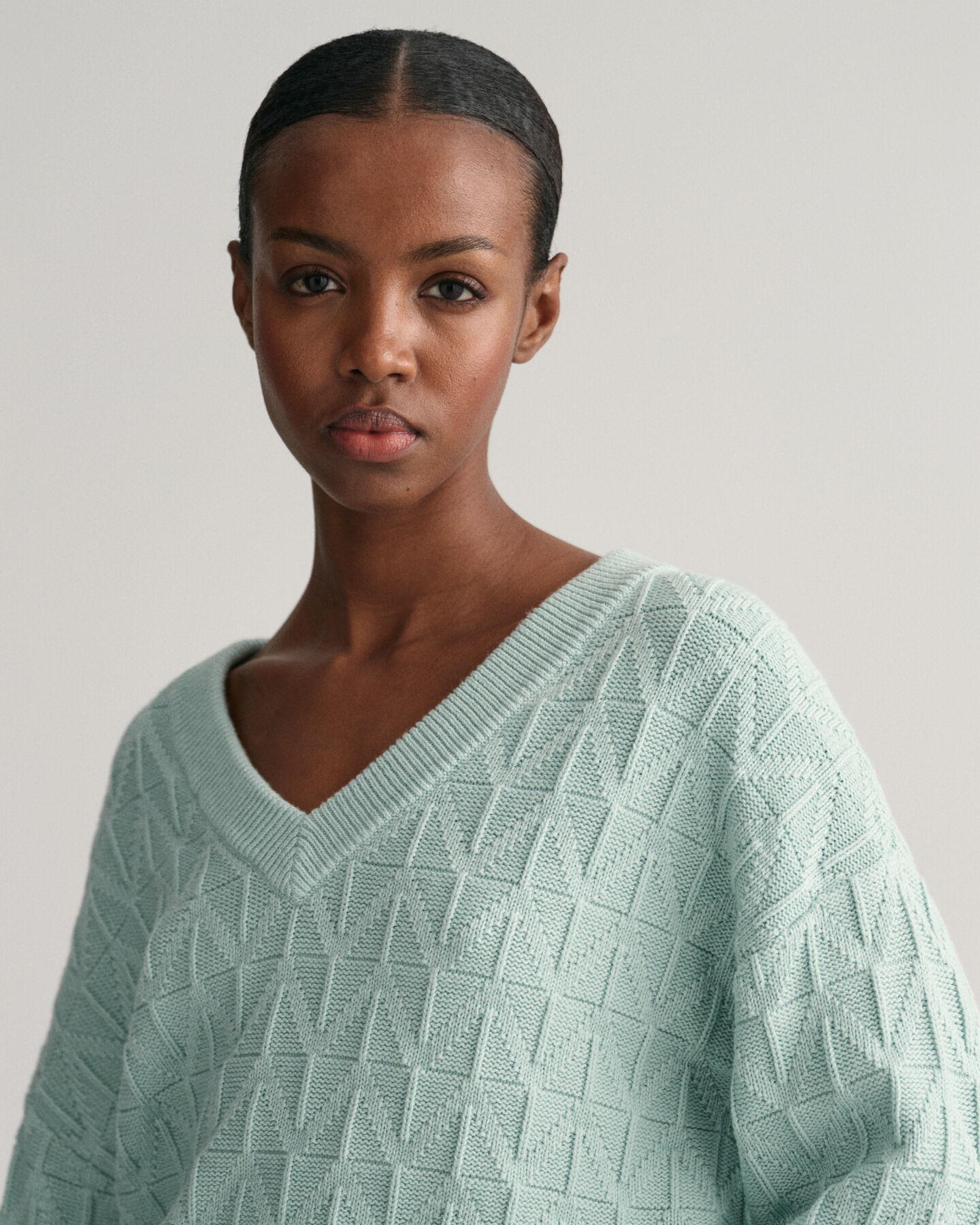 Sweatshirt com decote em V com padr&atilde;o espinha de peixe