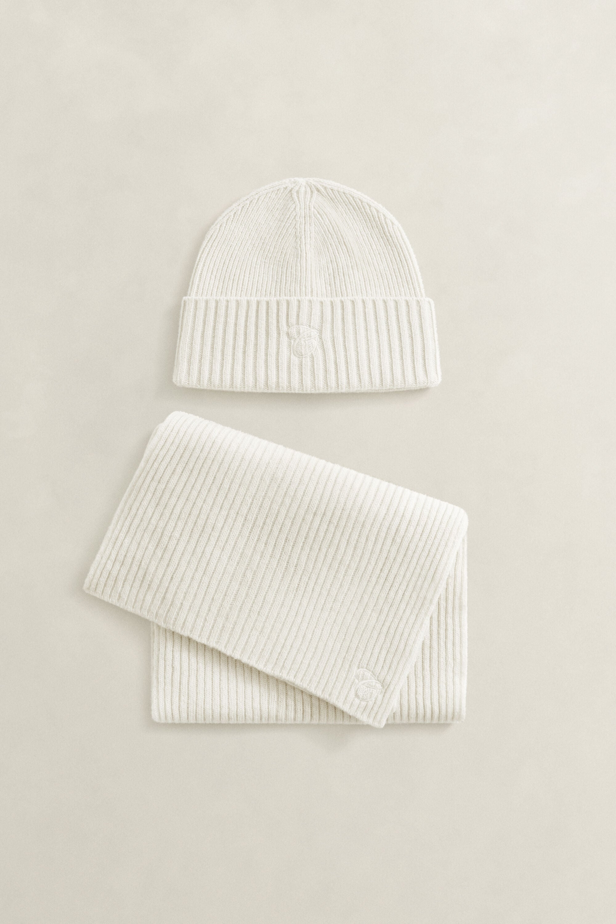 Conjunto de oferta com gorro e cachecol bordado