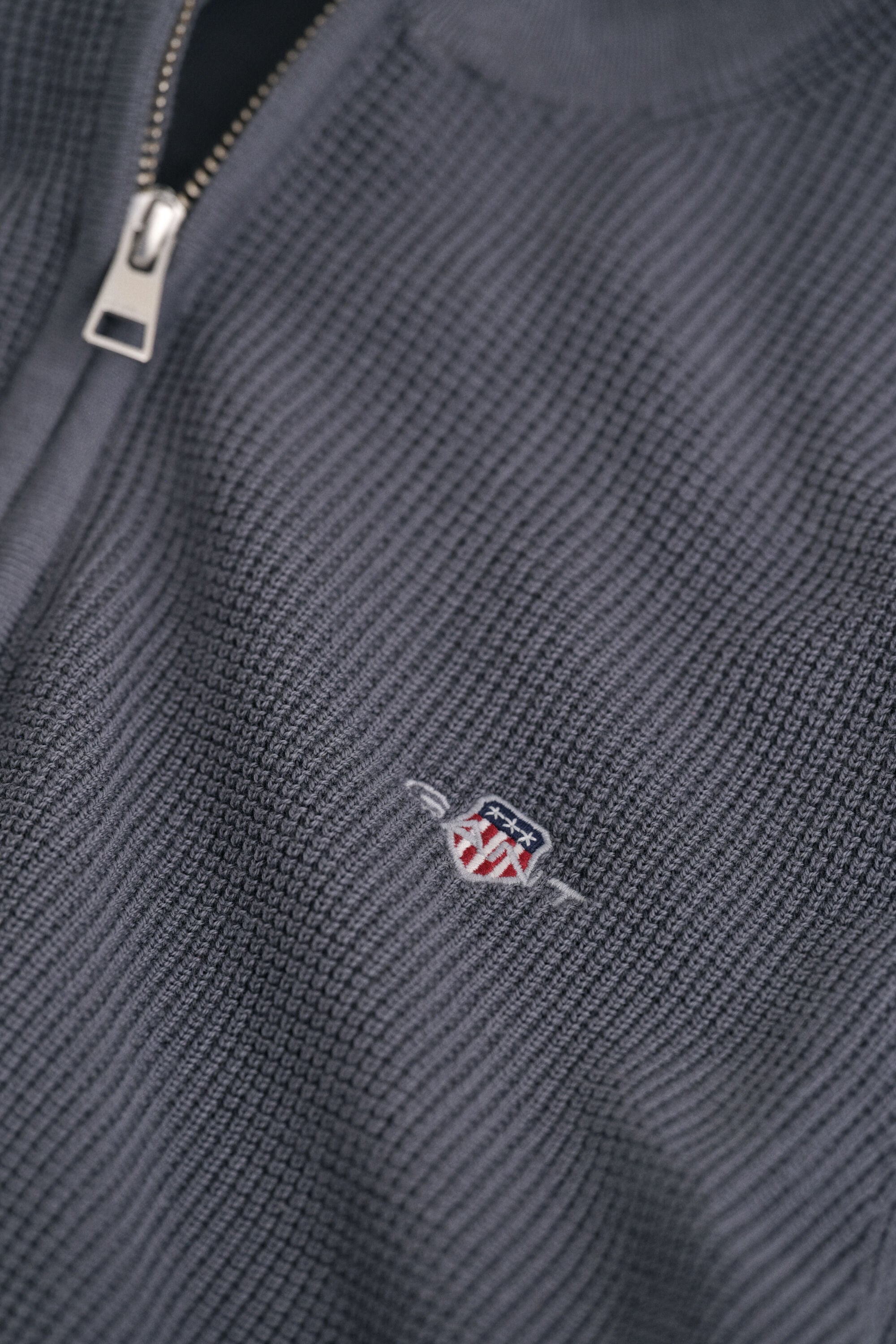 Camisola de malha com meio fecho em algodão texturizado
