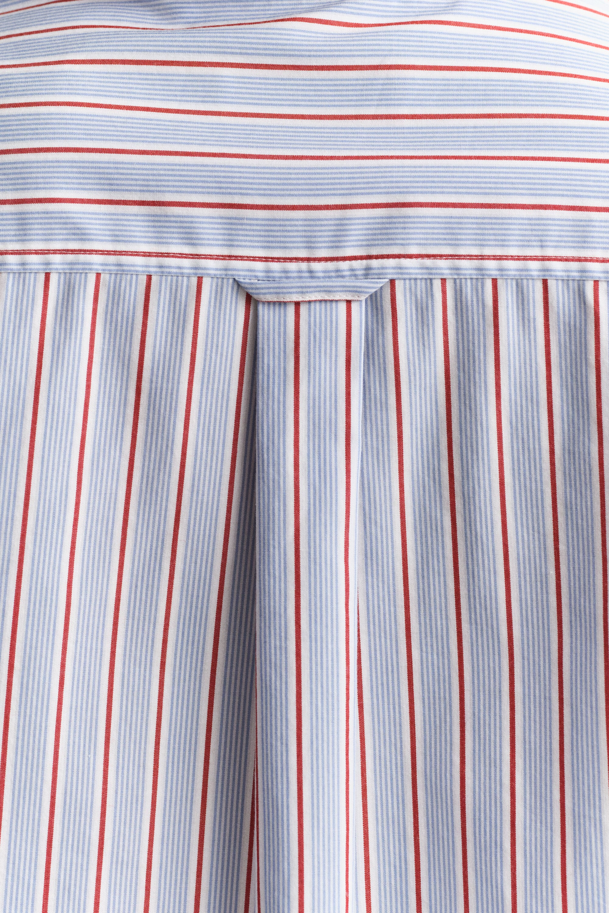 Camisa em popelina às riscas clássica regular fit