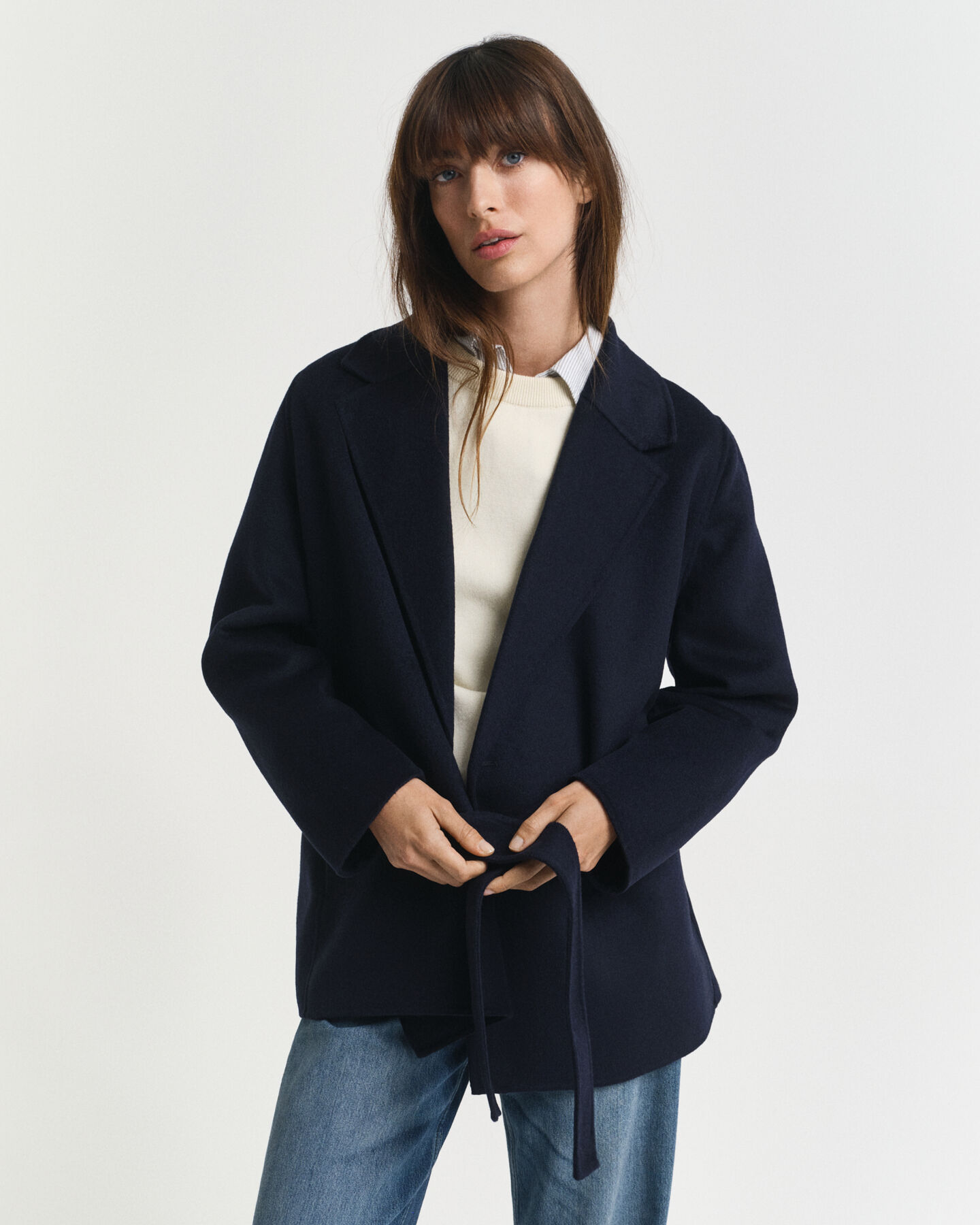 Casaco com cinto cosido à mão