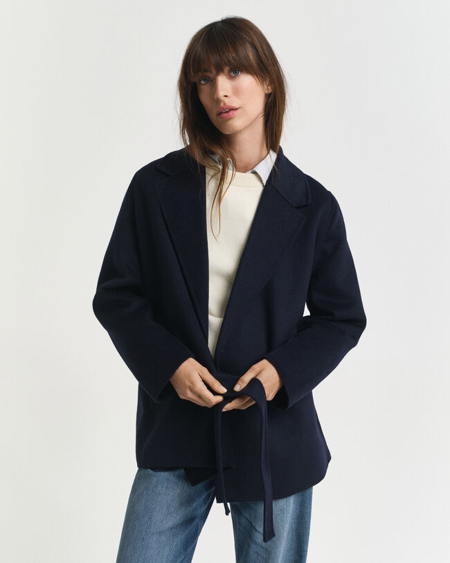 Casaco com cinto cosido à mão