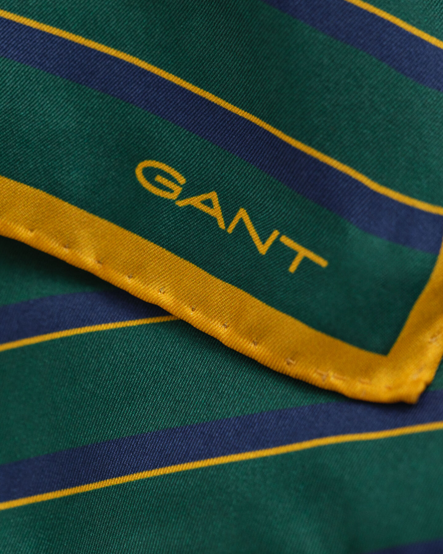 Lenço de bolso às riscas