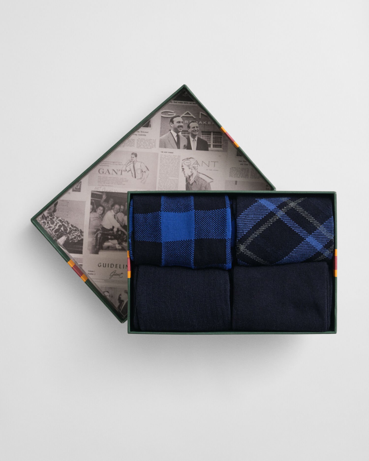 Caixa de presente com pack de quatro pares de meias com padrão de xadrez e lisas