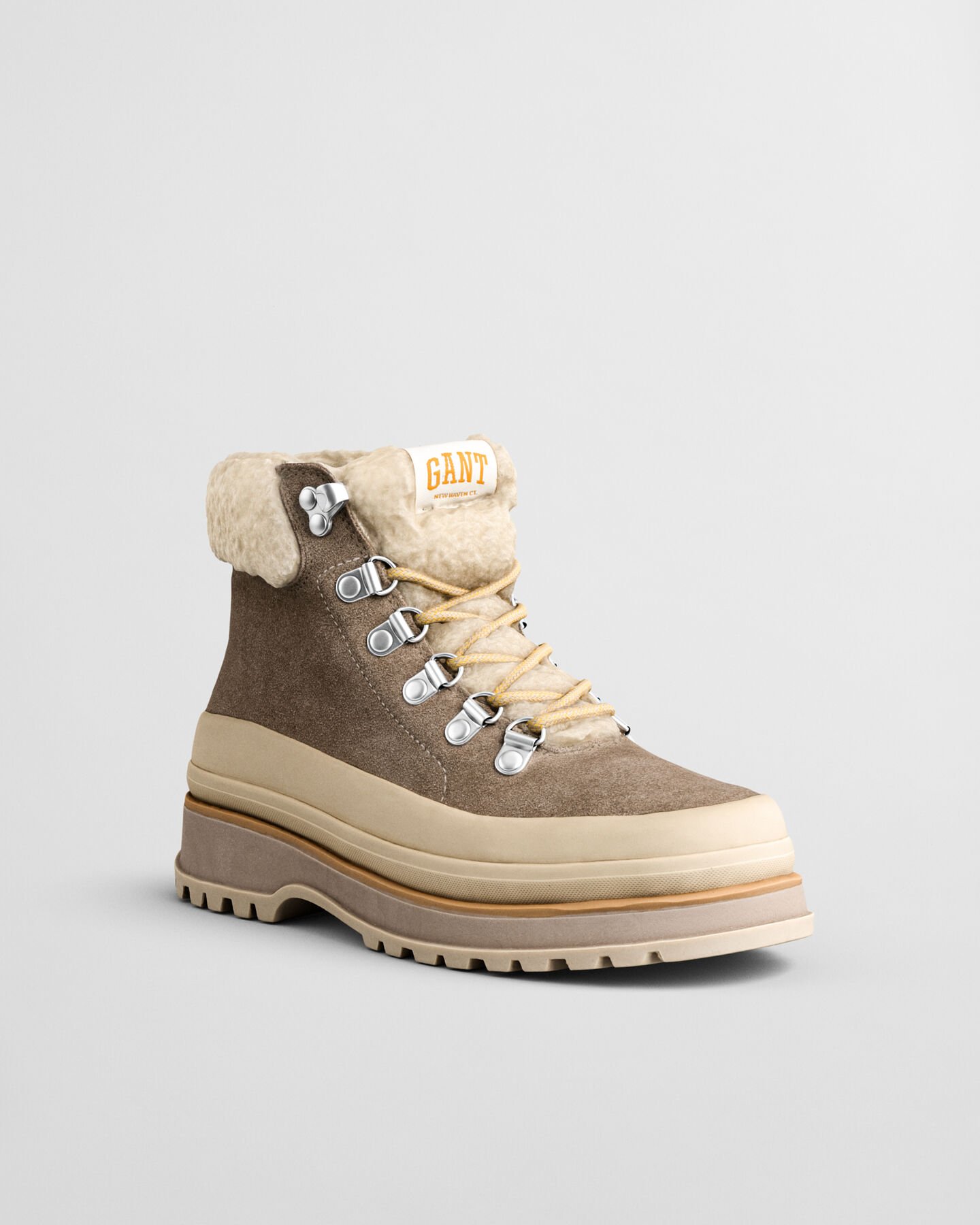 Botas em camur&ccedil;a com atacadores Wintly