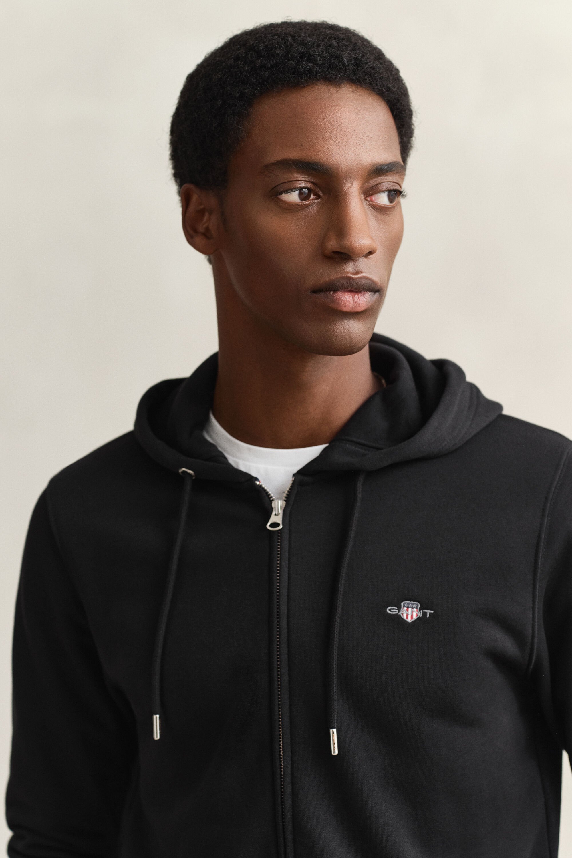 Sweatshirt com capuz e fecho Shield