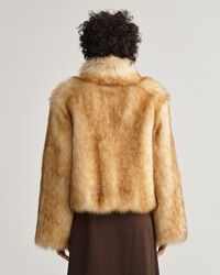 Casaco curto em pelo falso