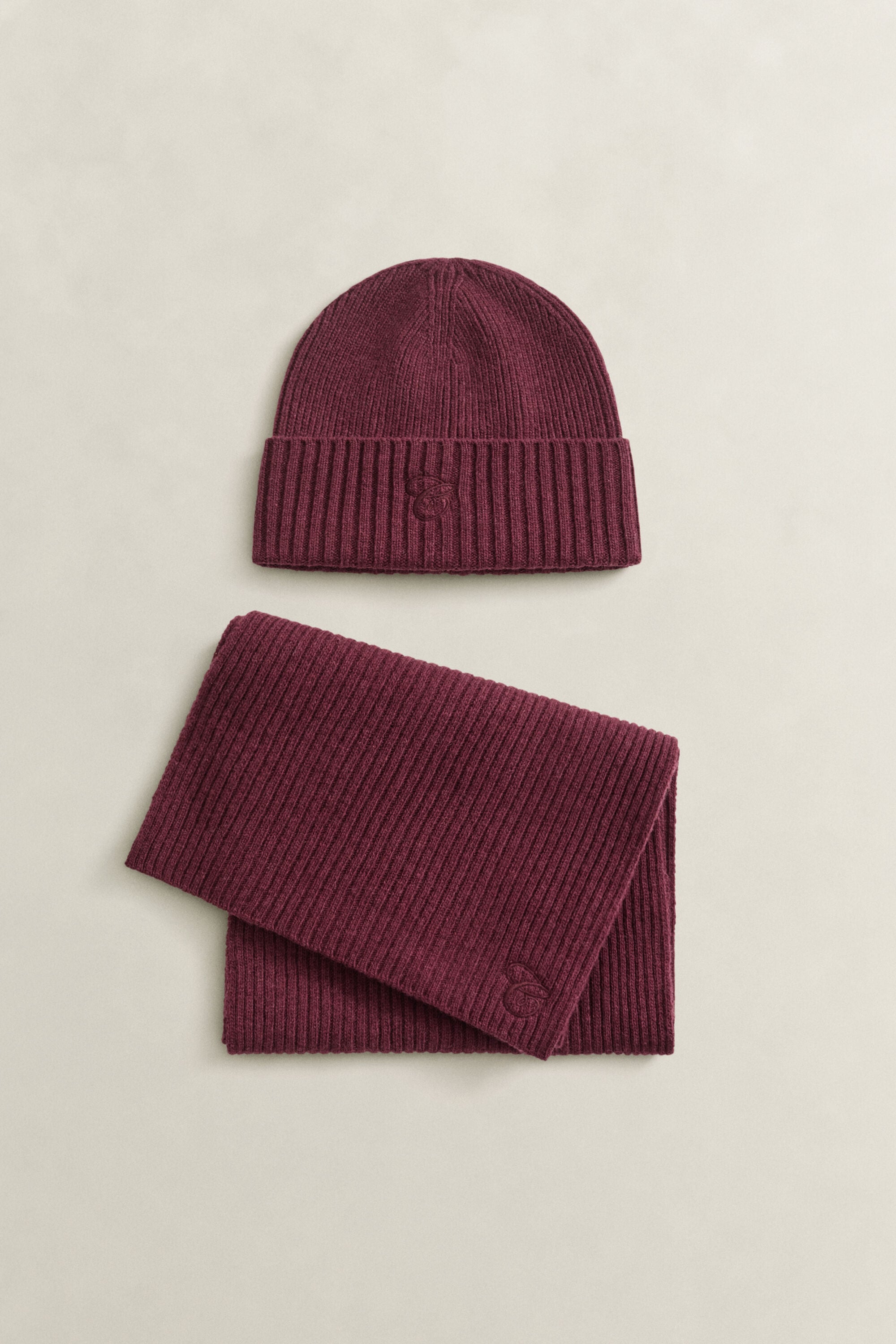 Conjunto de oferta com gorro e cachecol bordado