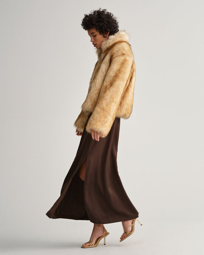 Casaco curto em pelo falso