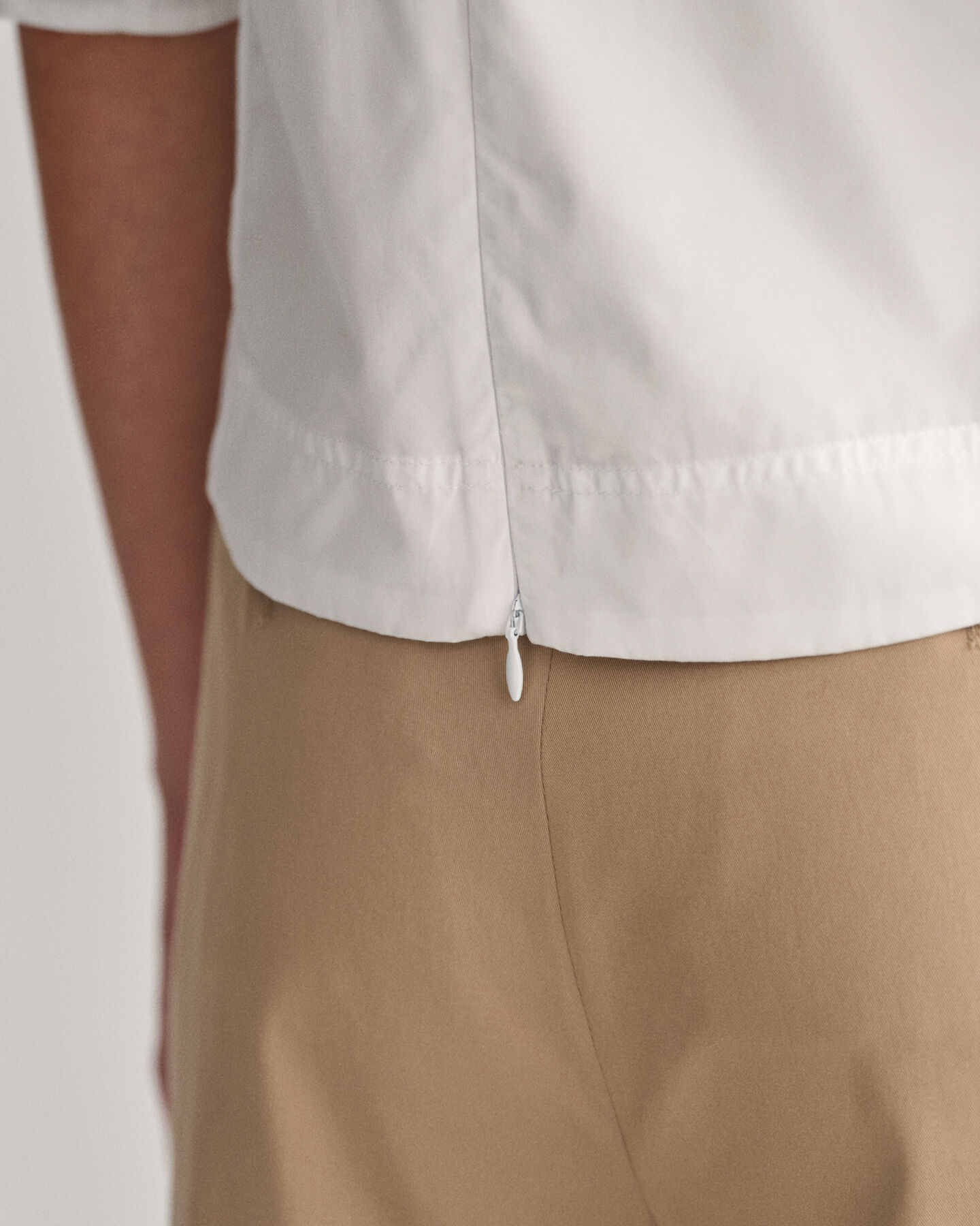 Top com decote em V e mangas de balão