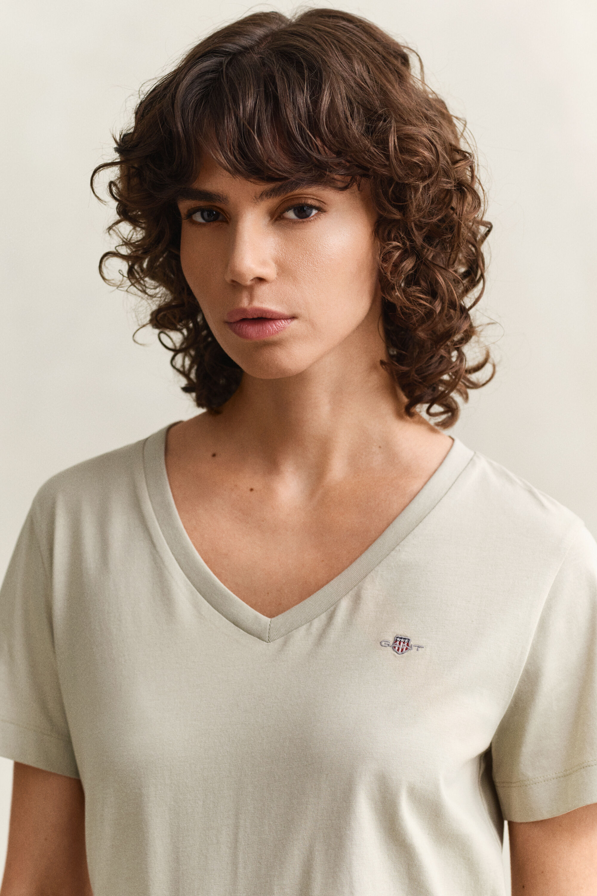 T-shirt com decote em V Shield