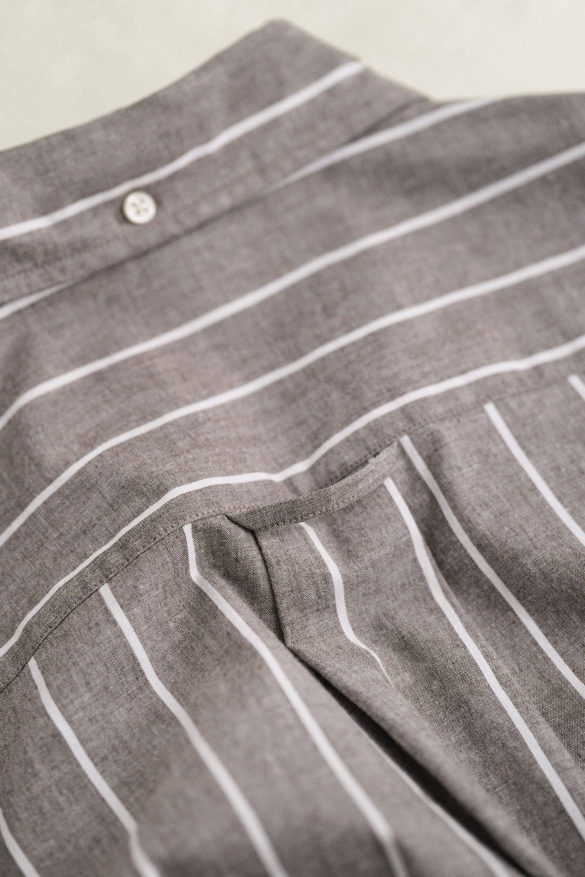 Camisa em popelina e mistura de tecidos às riscas