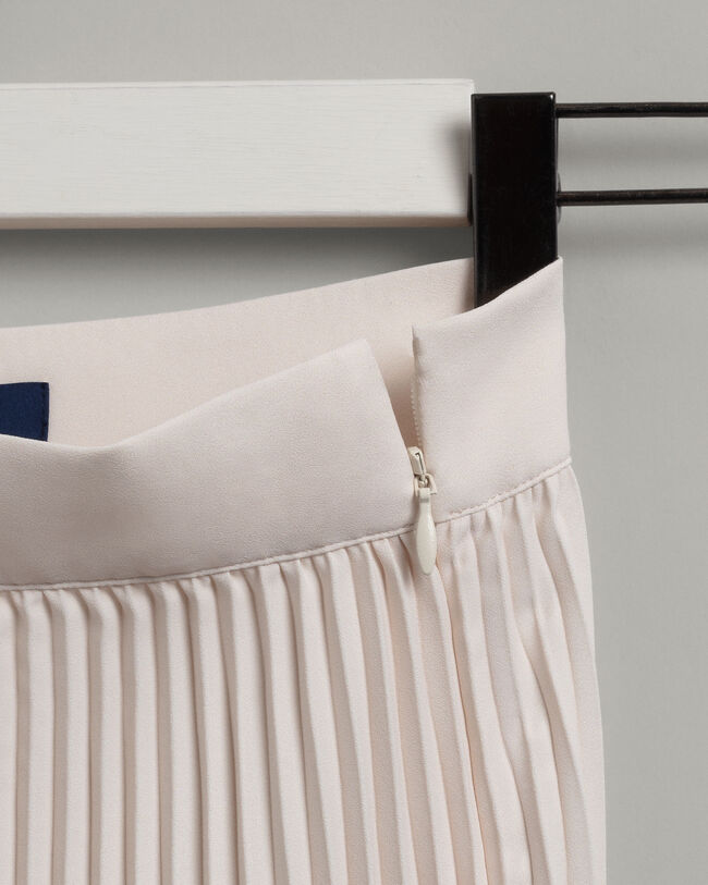 Saia com pregas &agrave;s riscas