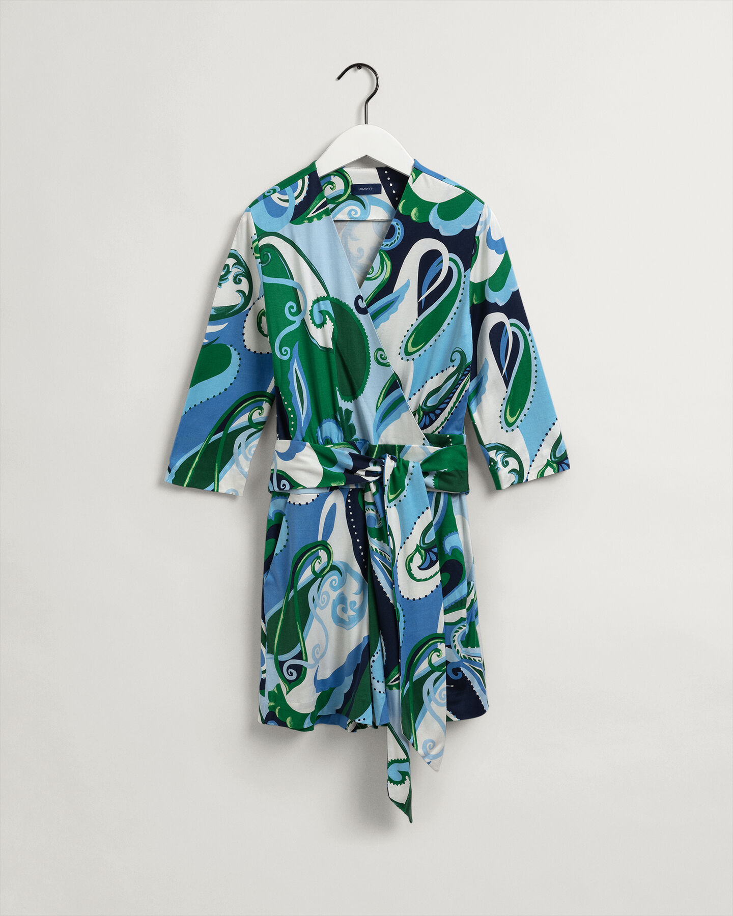 Macacão curto com padrão paisley