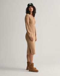 Vestido com decote em V em l&atilde; canelada