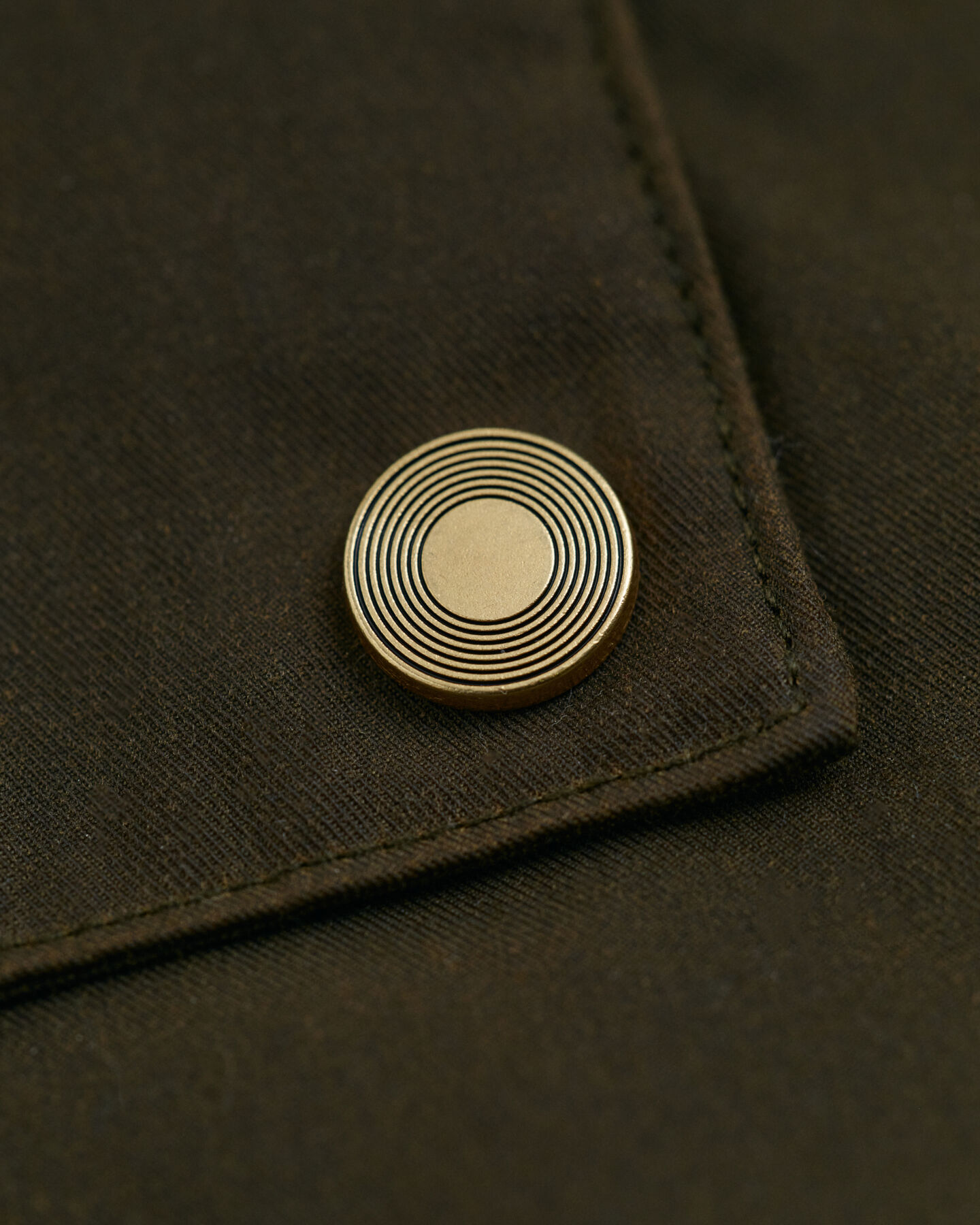 Casaco de comprimento médio com acabamento encerado