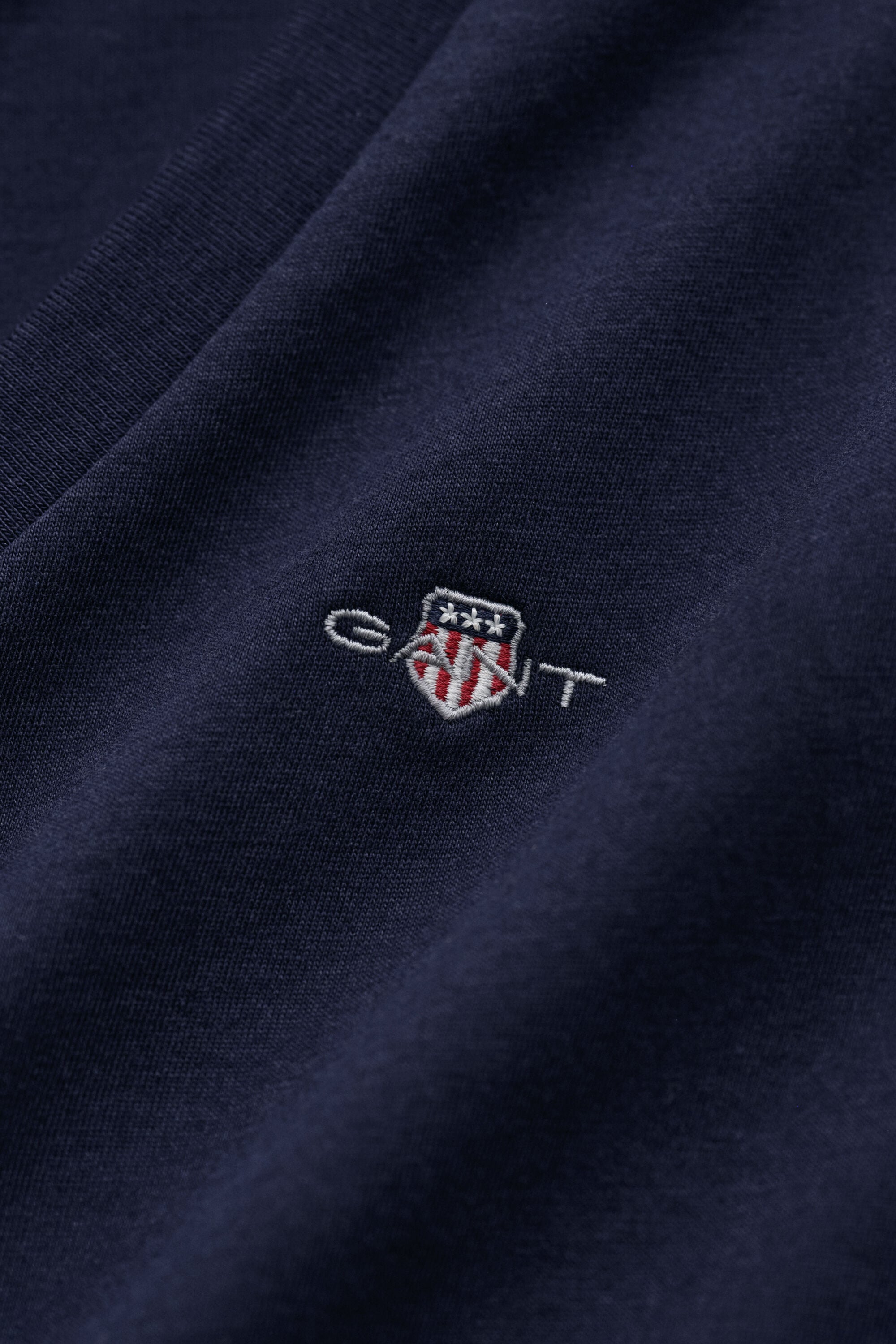 T-shirt com decote em V Shield
