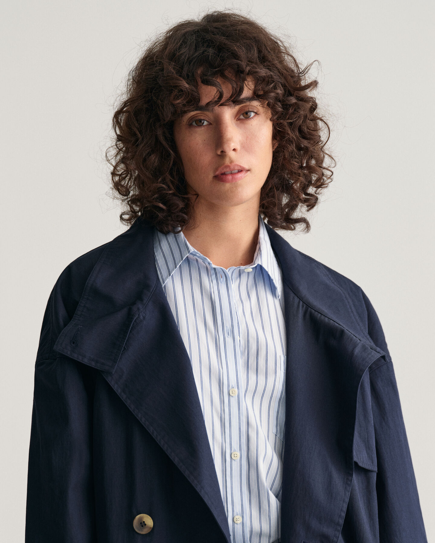 Casaco estilo gabardina com comprimento médio