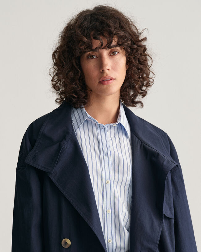 Casaco estilo gabardina com comprimento médio