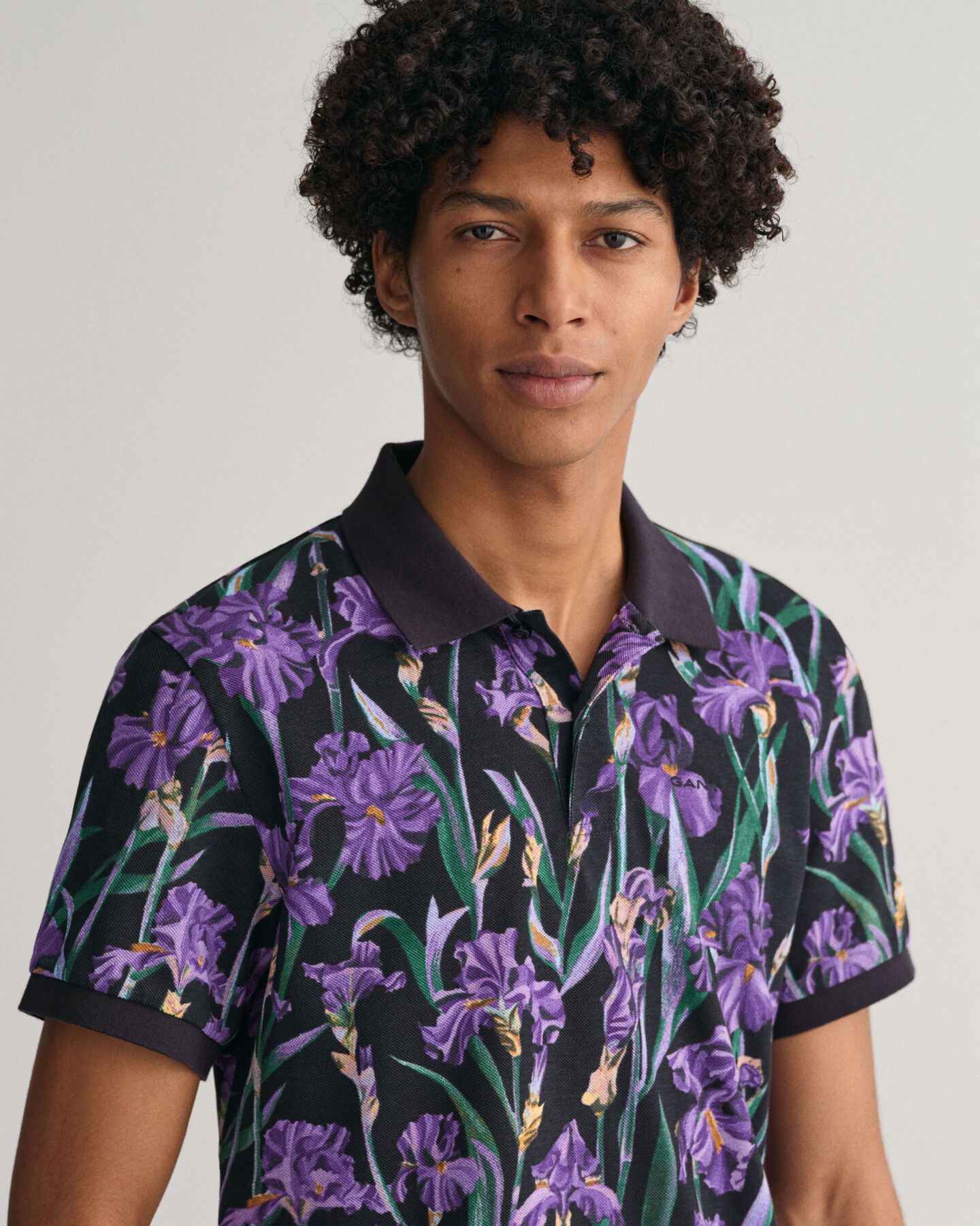 Polo em algod&atilde;o piqu&eacute; com estampado Iris