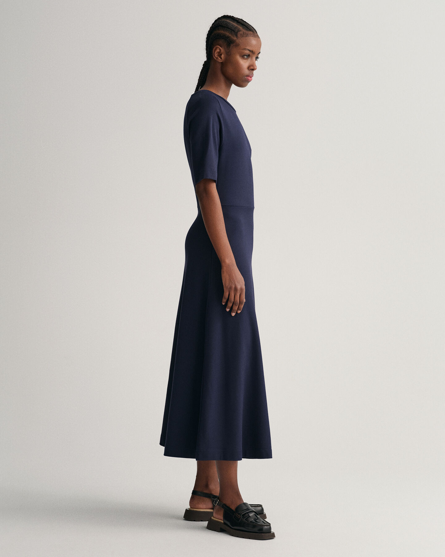 Vestido com decote redondo de manga curta evas&ecirc;