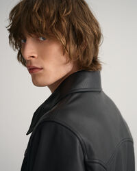 Blusão em pele curto