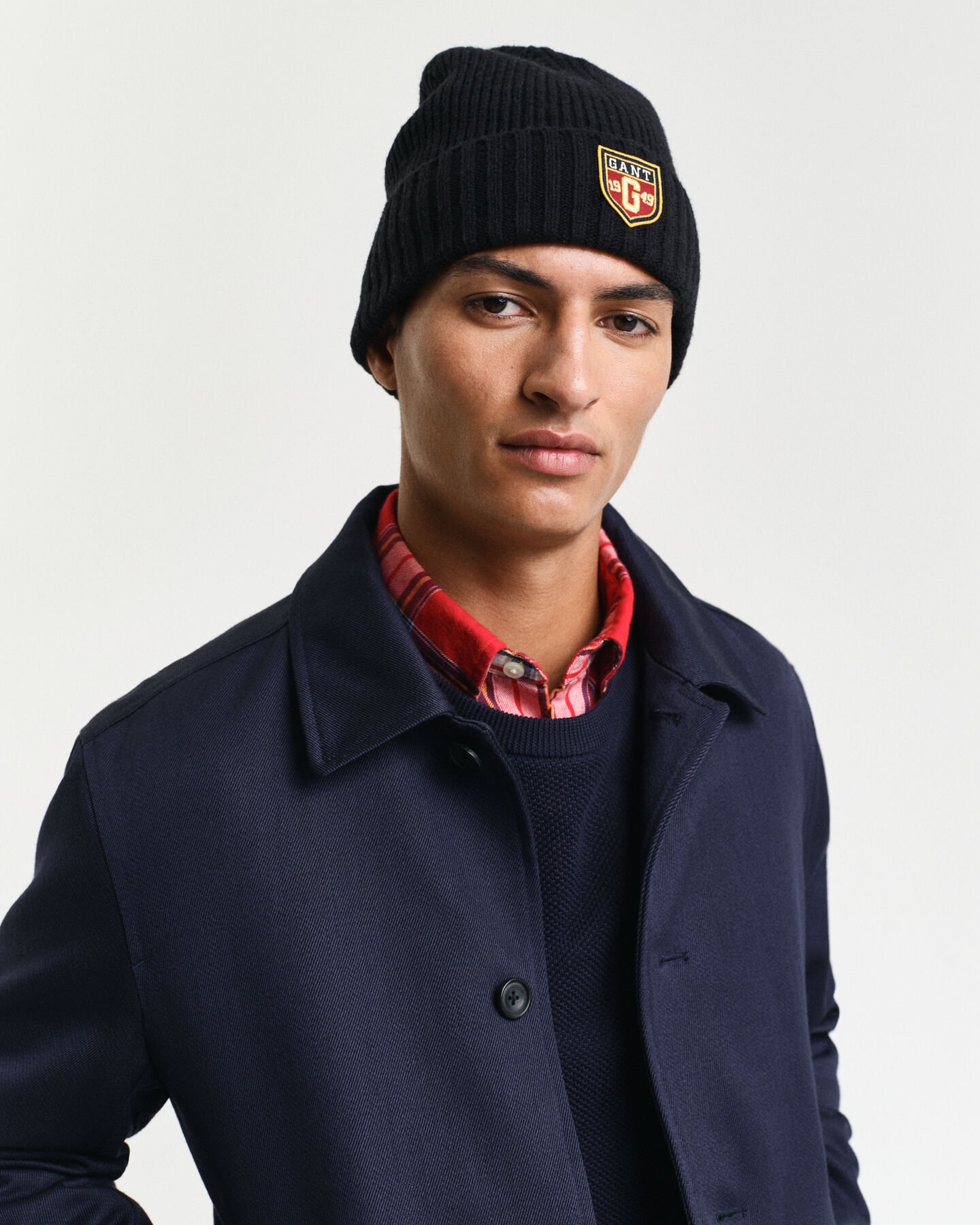 Gorro em lã com emblema