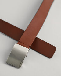 Cinto em pele com fivela com placa