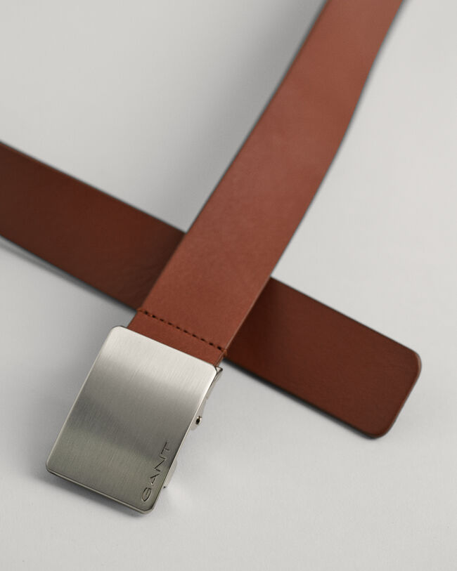 Cinto em pele com fivela com placa