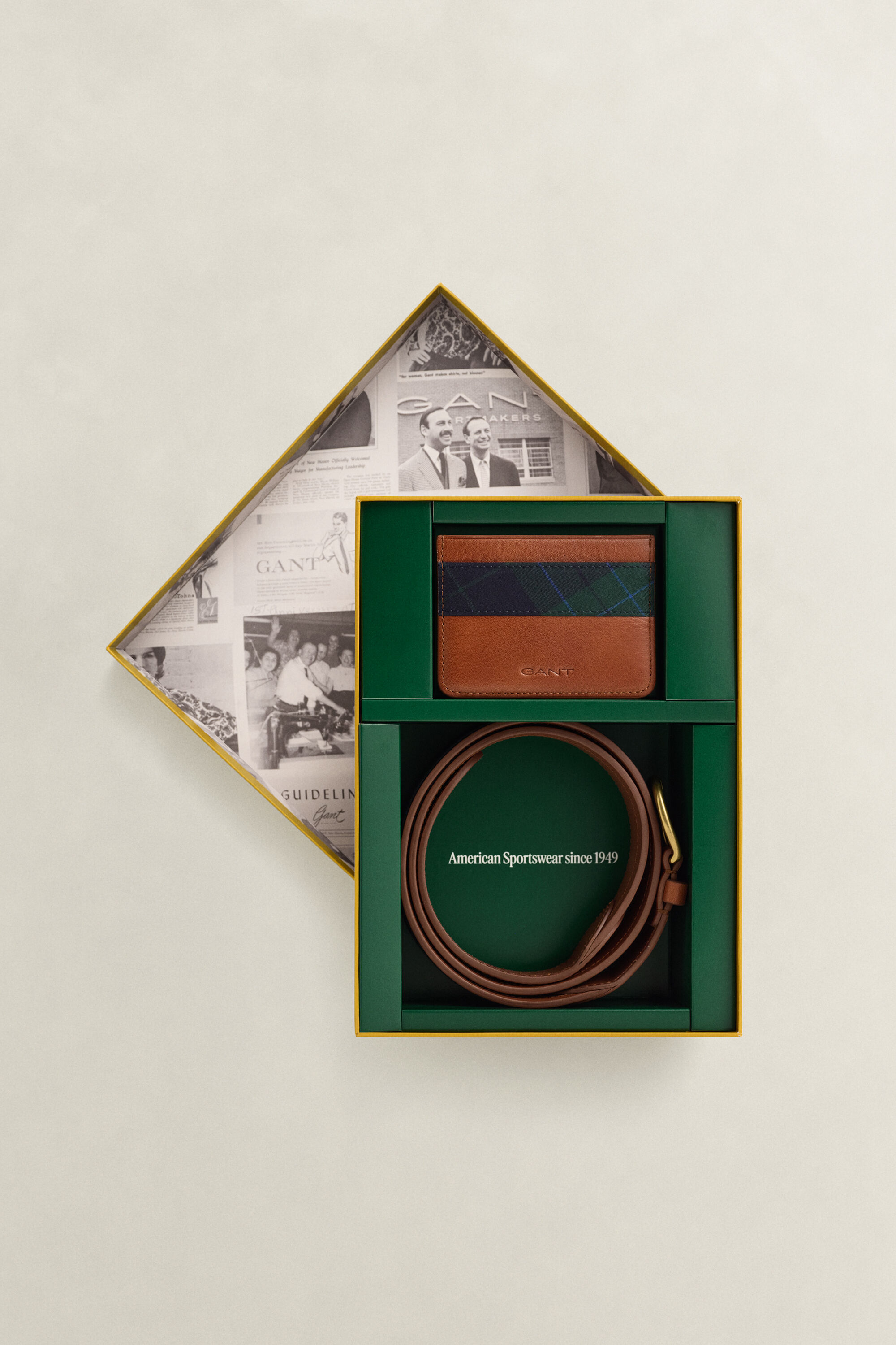 Conjunto de oferta com cinto e porta-cartões com padrão de xadrez