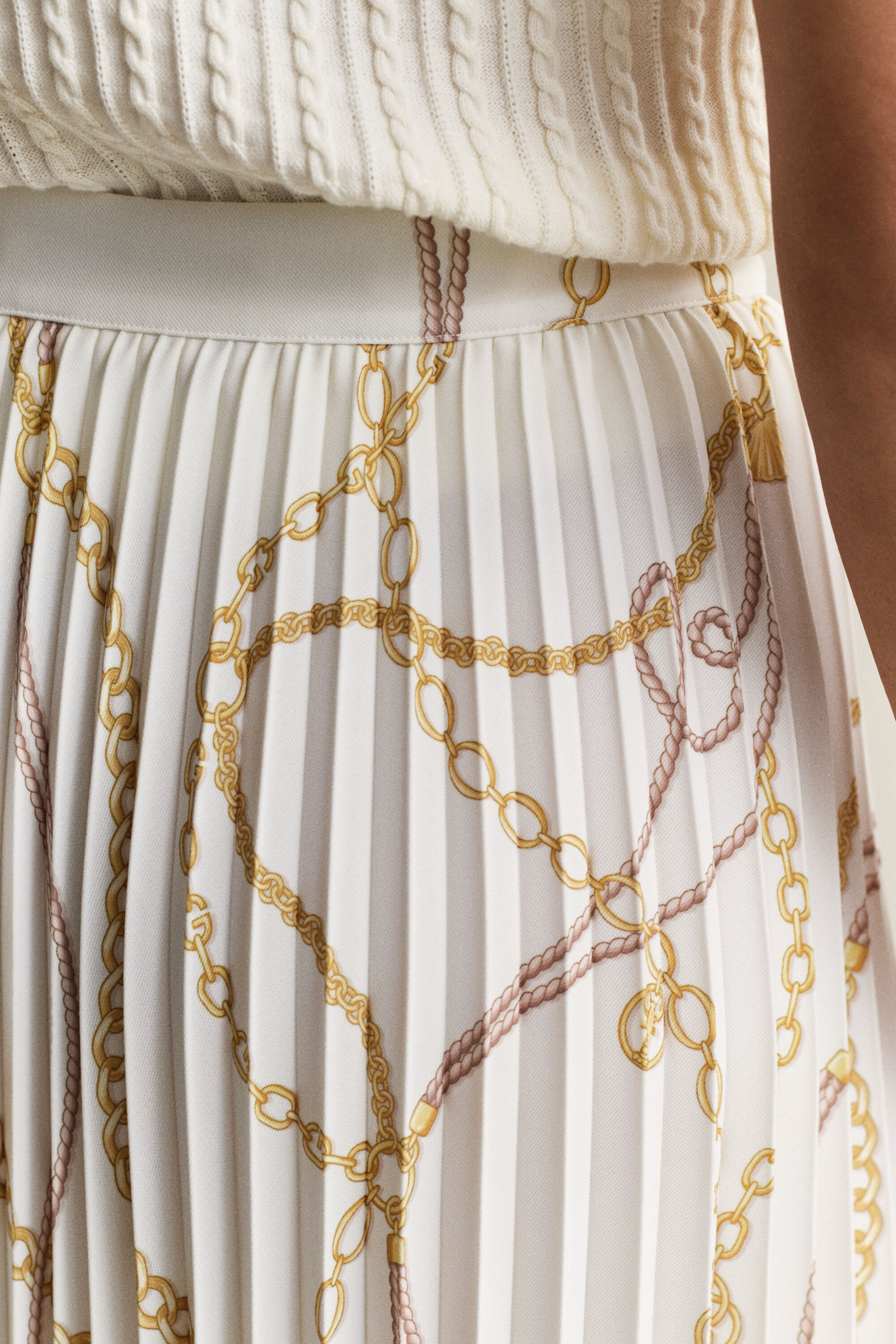 Saia de comprimento médio estampada e com pregas