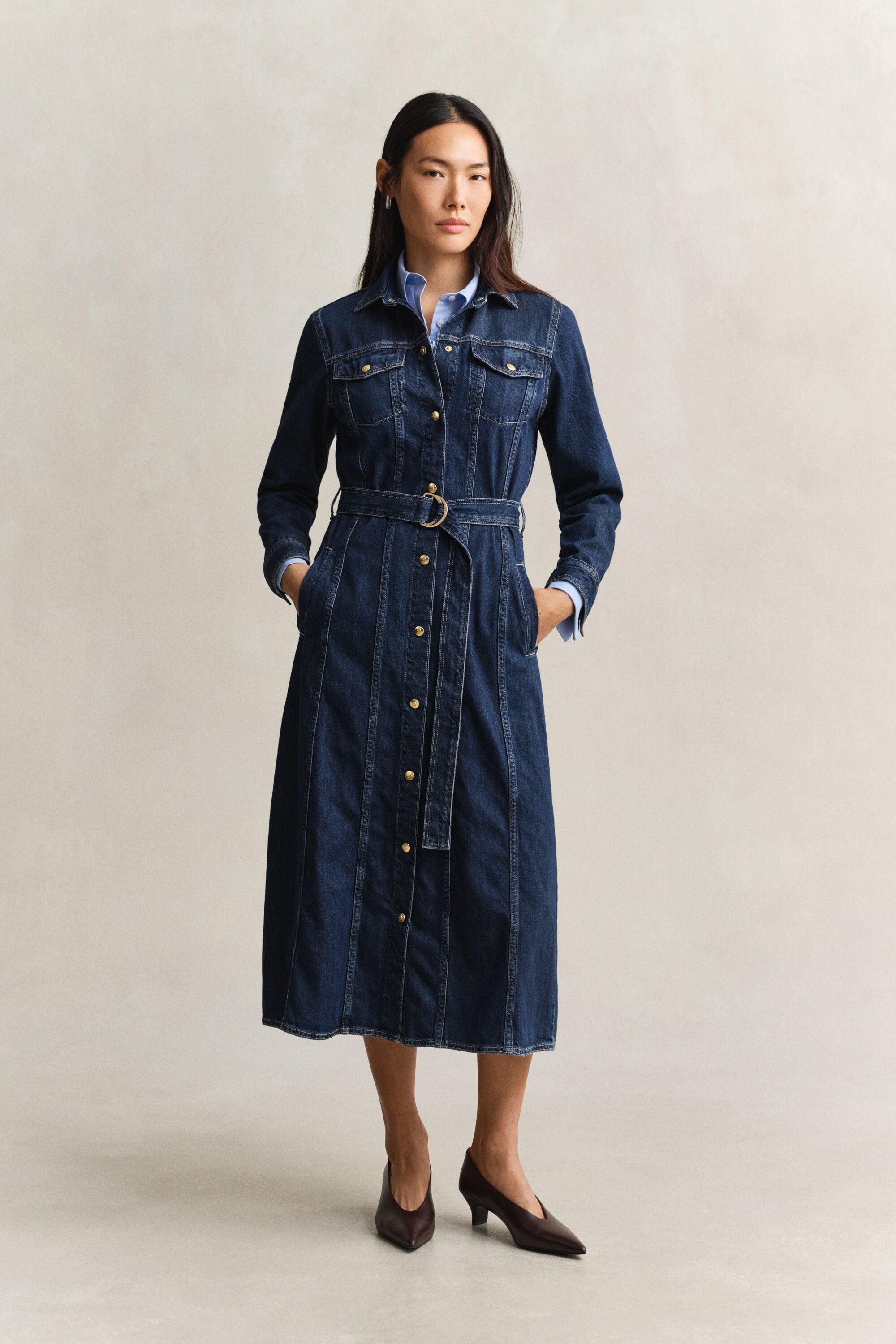Vestido de comprimento médio em ganga com cinto