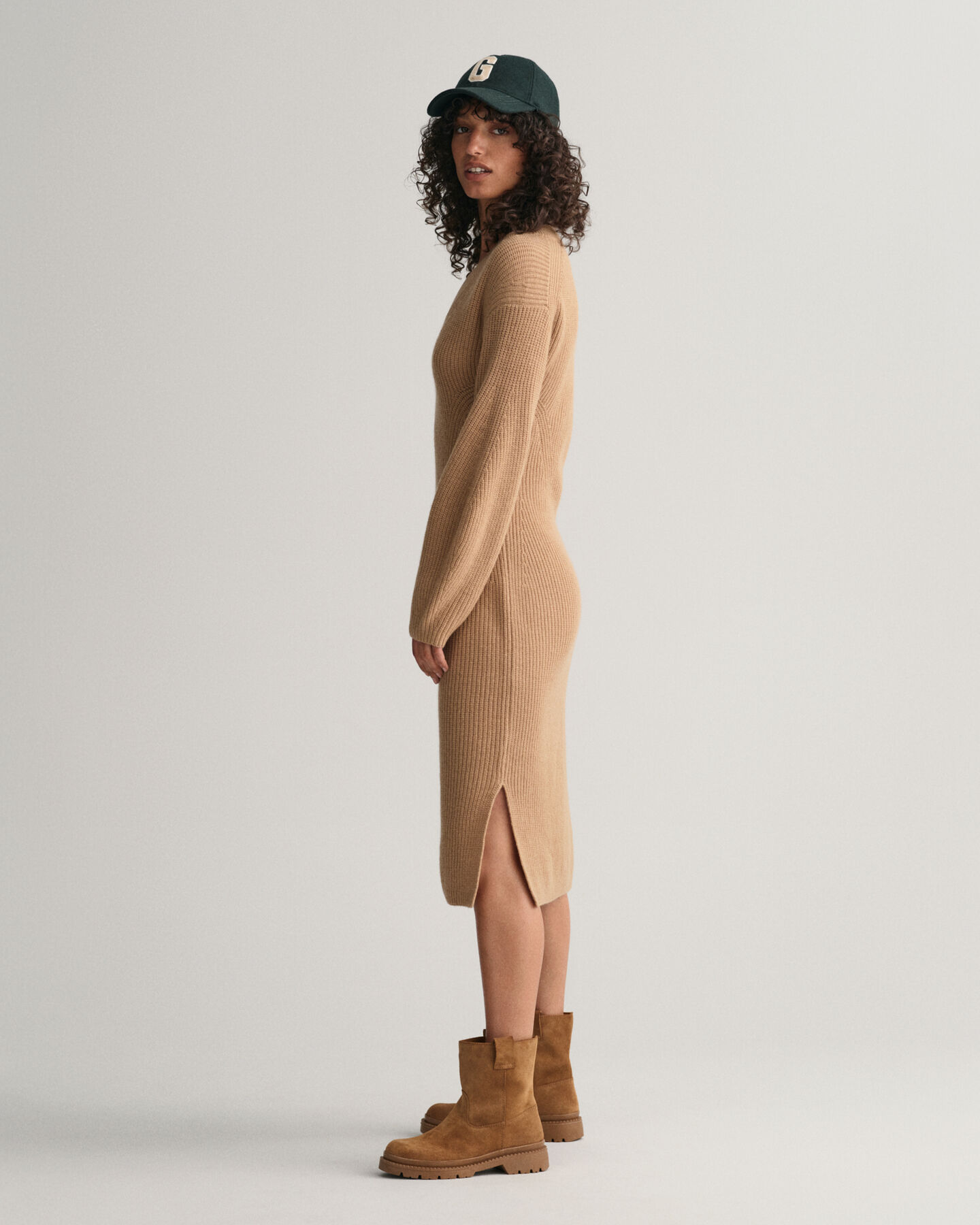 Vestido com decote em V em l&atilde; canelada