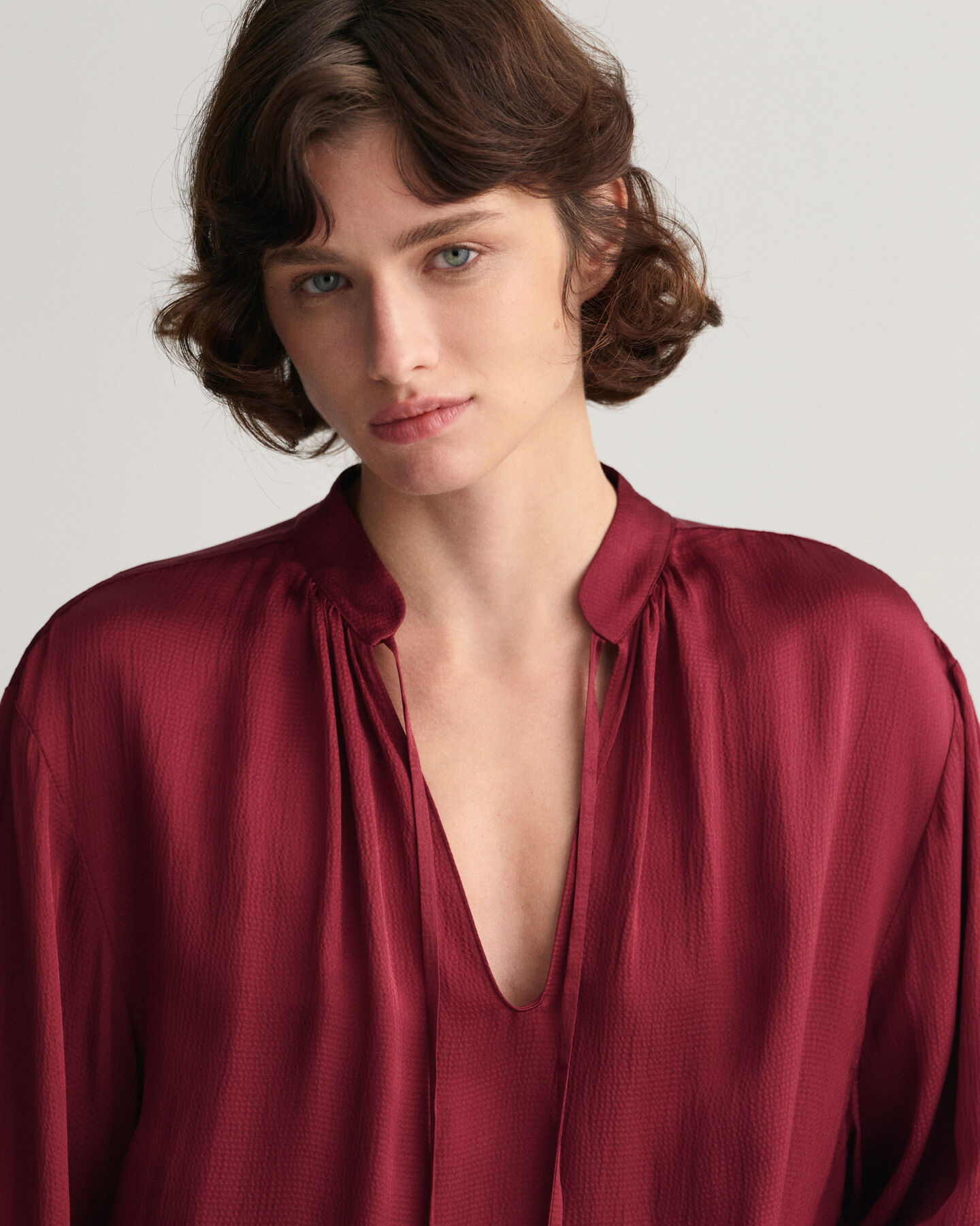 Vestido com gola estilo mao