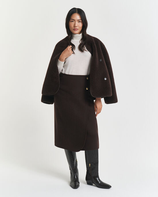 Saia de trespasse cosida à mão com comprimento médio