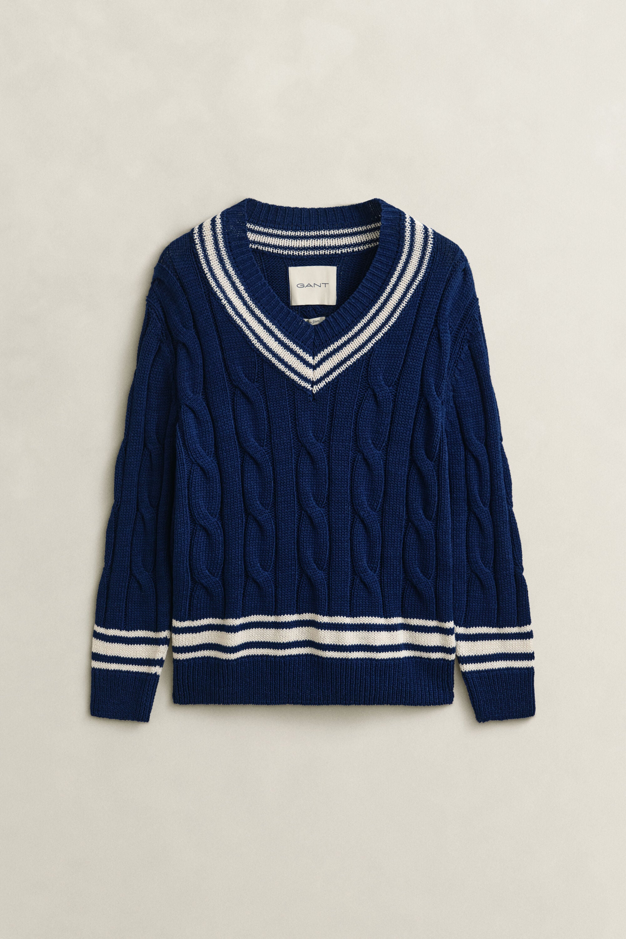 Pullover com decote em V em malha entrançada