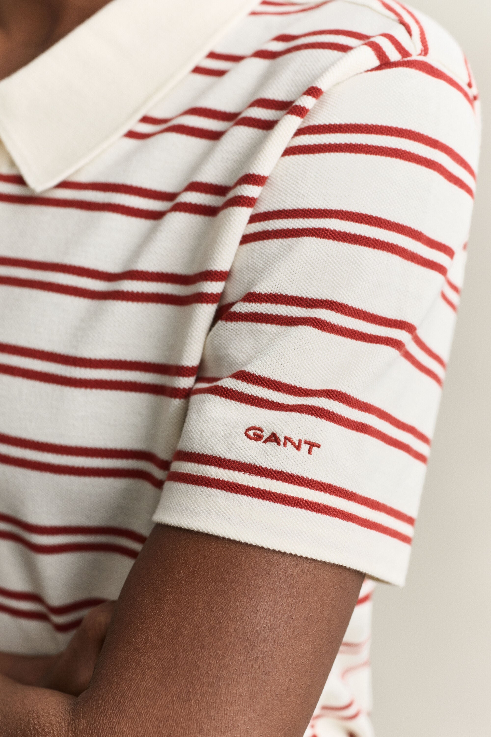 Camisola tipo polo em algodão piqué às riscas