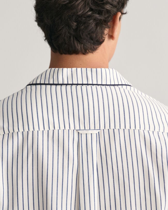 Caixa de presente com cal&ccedil;as e camisa de pijama &agrave;s riscas