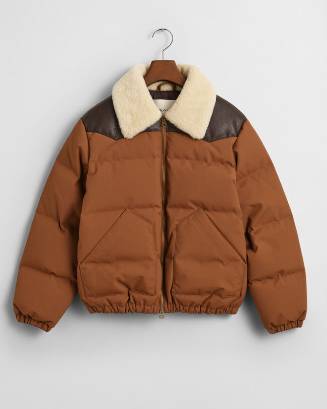 Casaco acolchoado com colarinho em pelo sint&eacute;tico