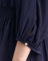 Vestido com decote à barco