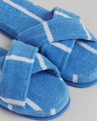 Chinelos cruzados com riscas