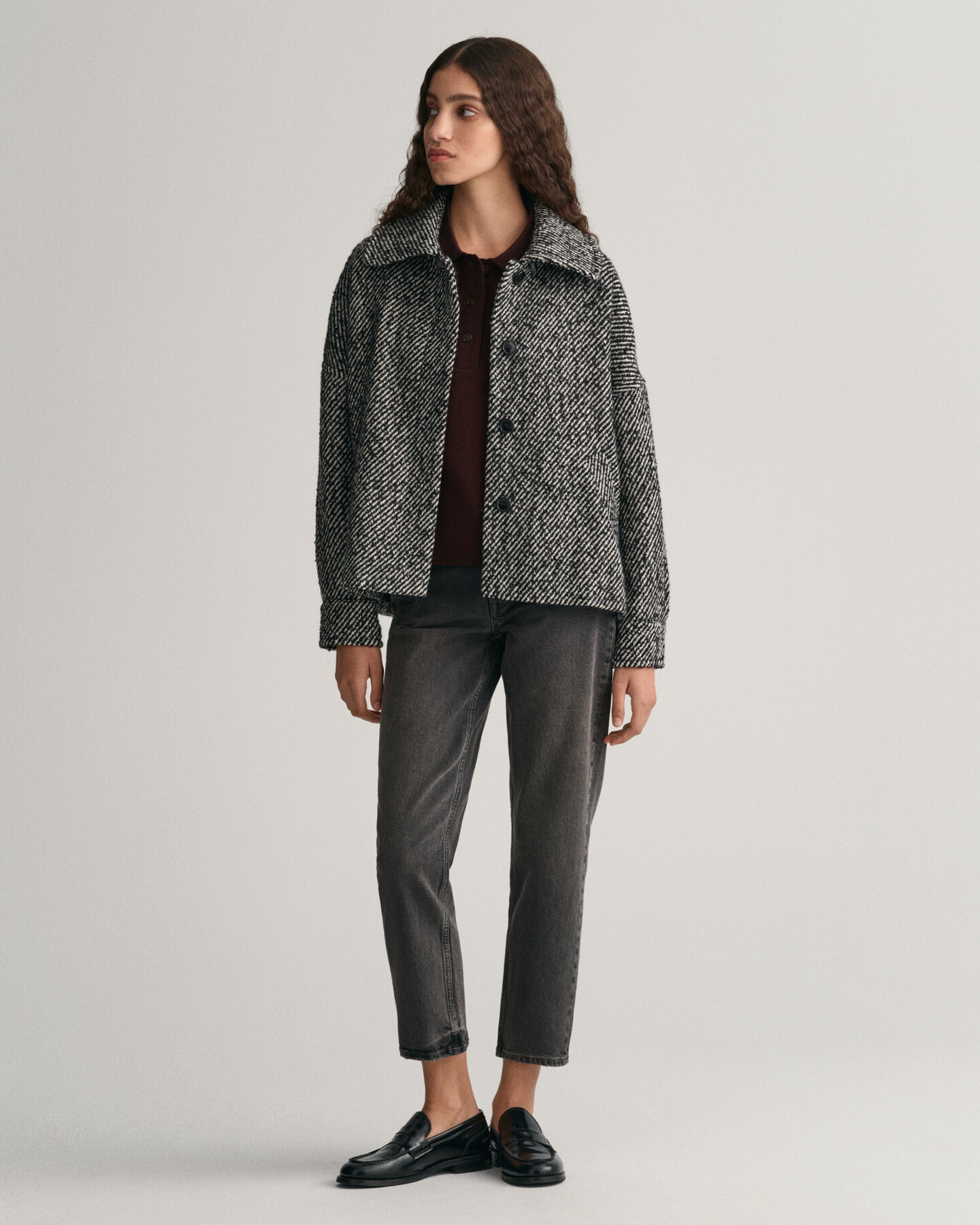 Calças de ganga pelo tornozelo com perna a direito