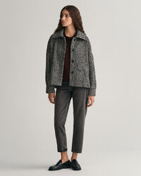 Calças de ganga pelo tornozelo com perna a direito