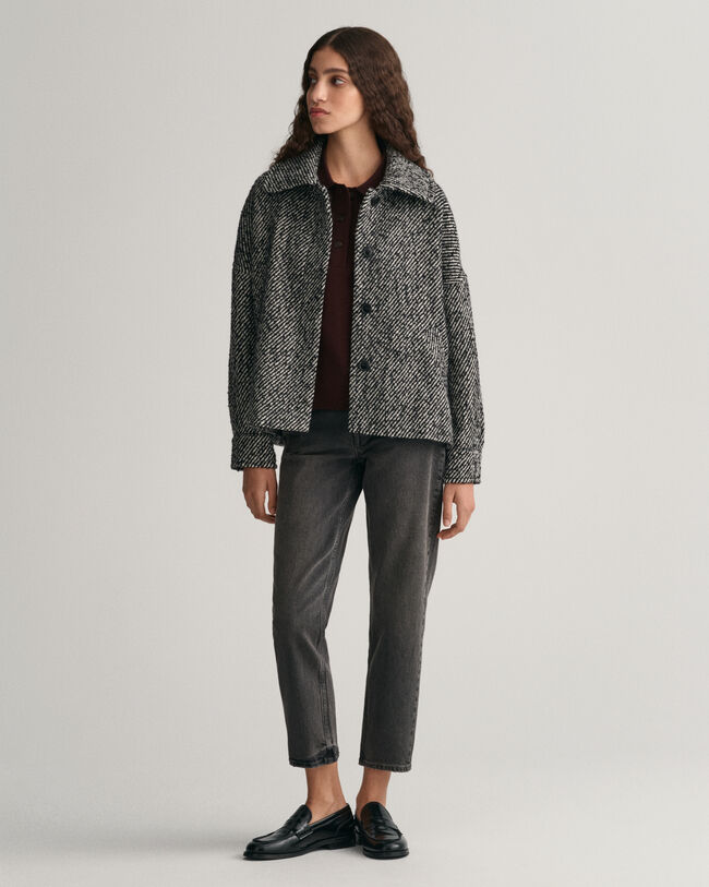 Calças de ganga pelo tornozelo com perna a direito