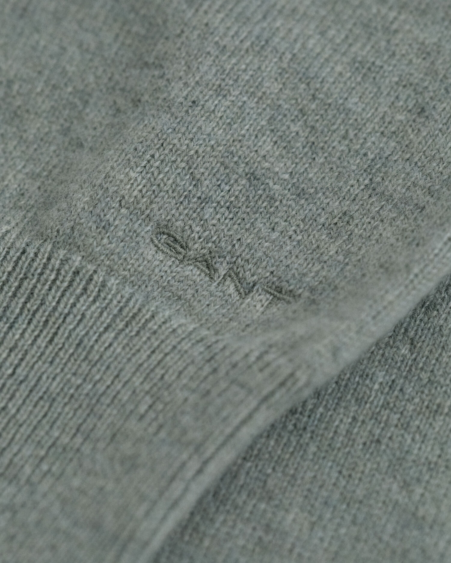 Camisola de malha com decote redondo em lã extrafina