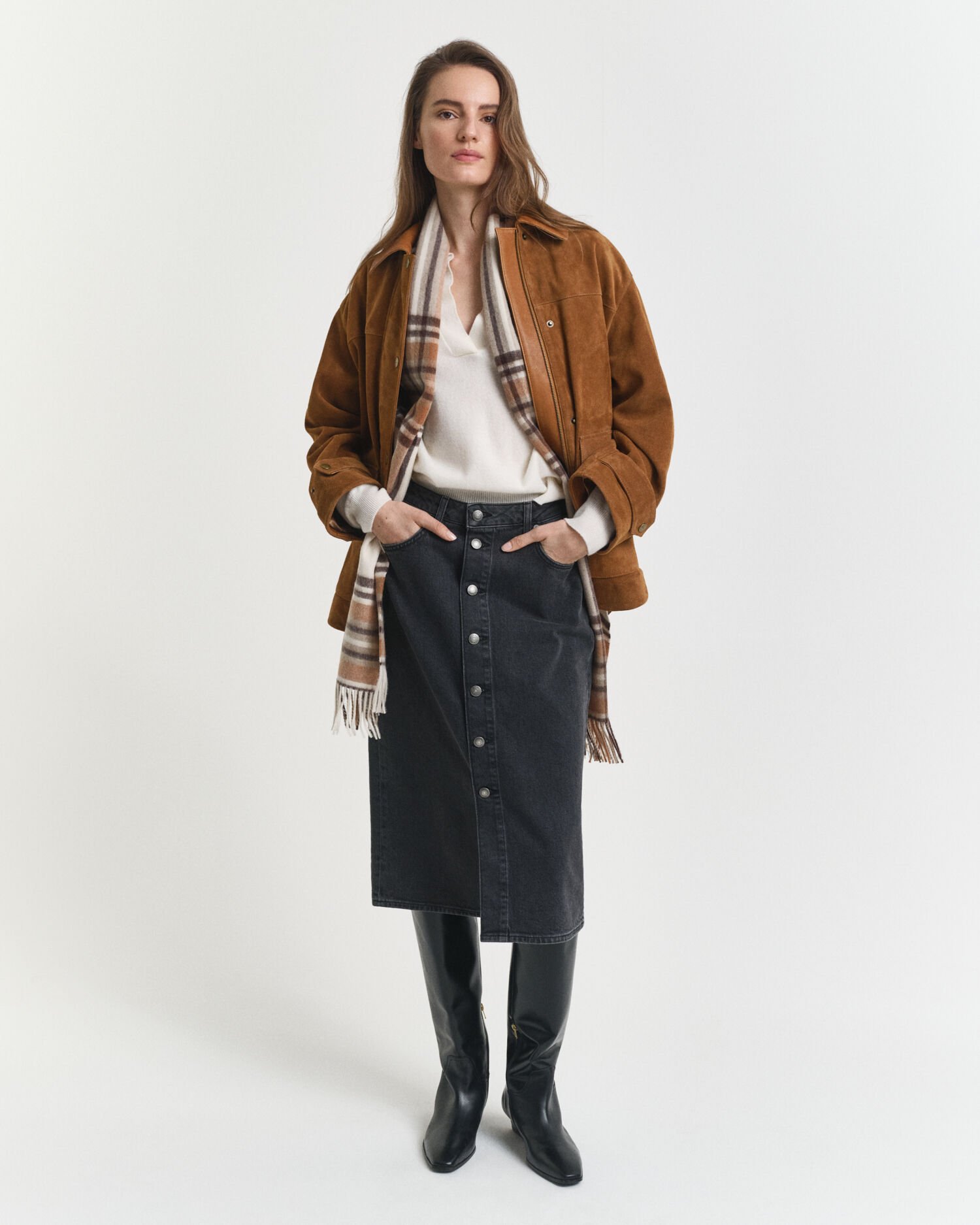 Saia em ganga com comprimento médio e botões