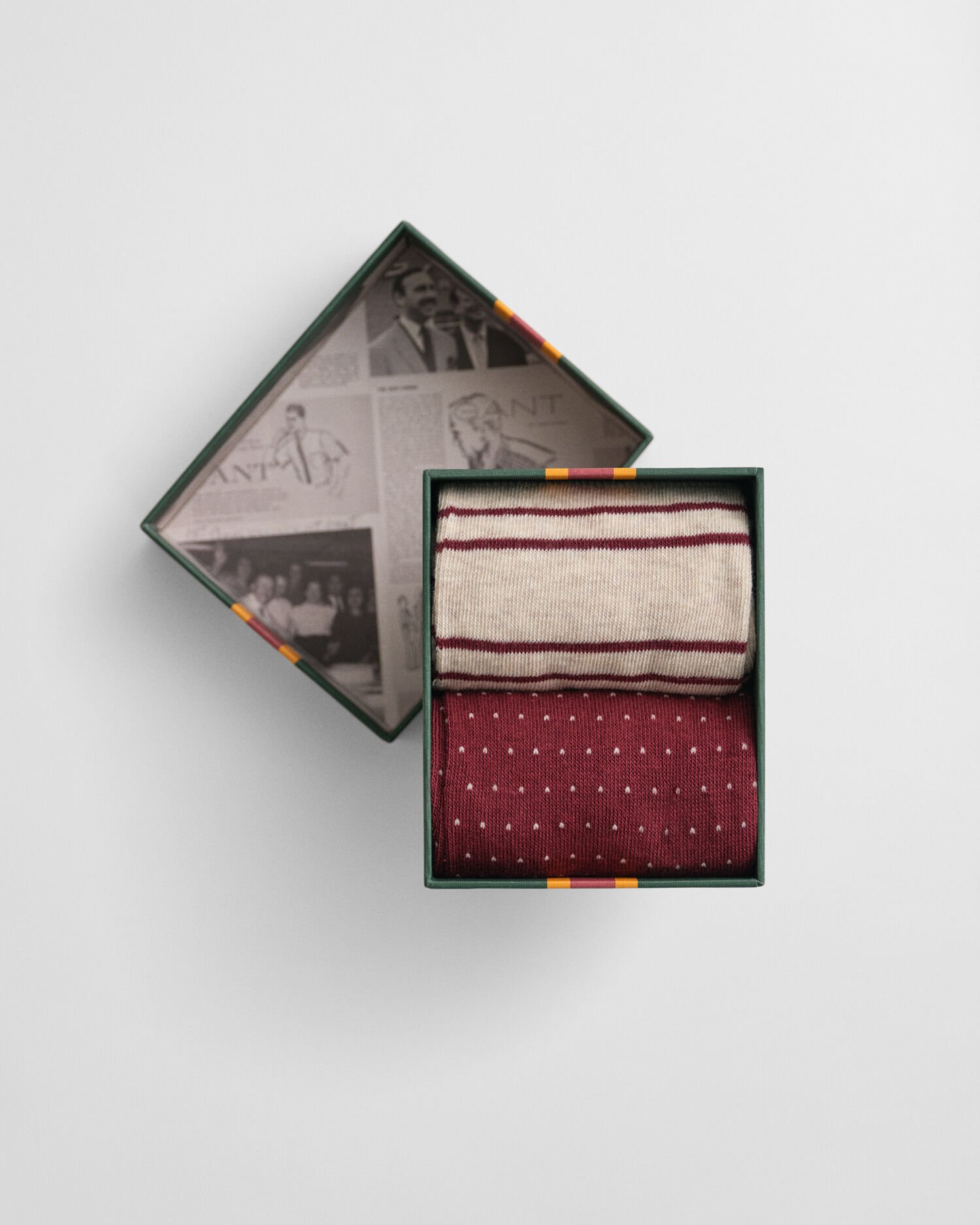 Caixa de presente com pack de dois pares de meias às riscas e às bolinhas