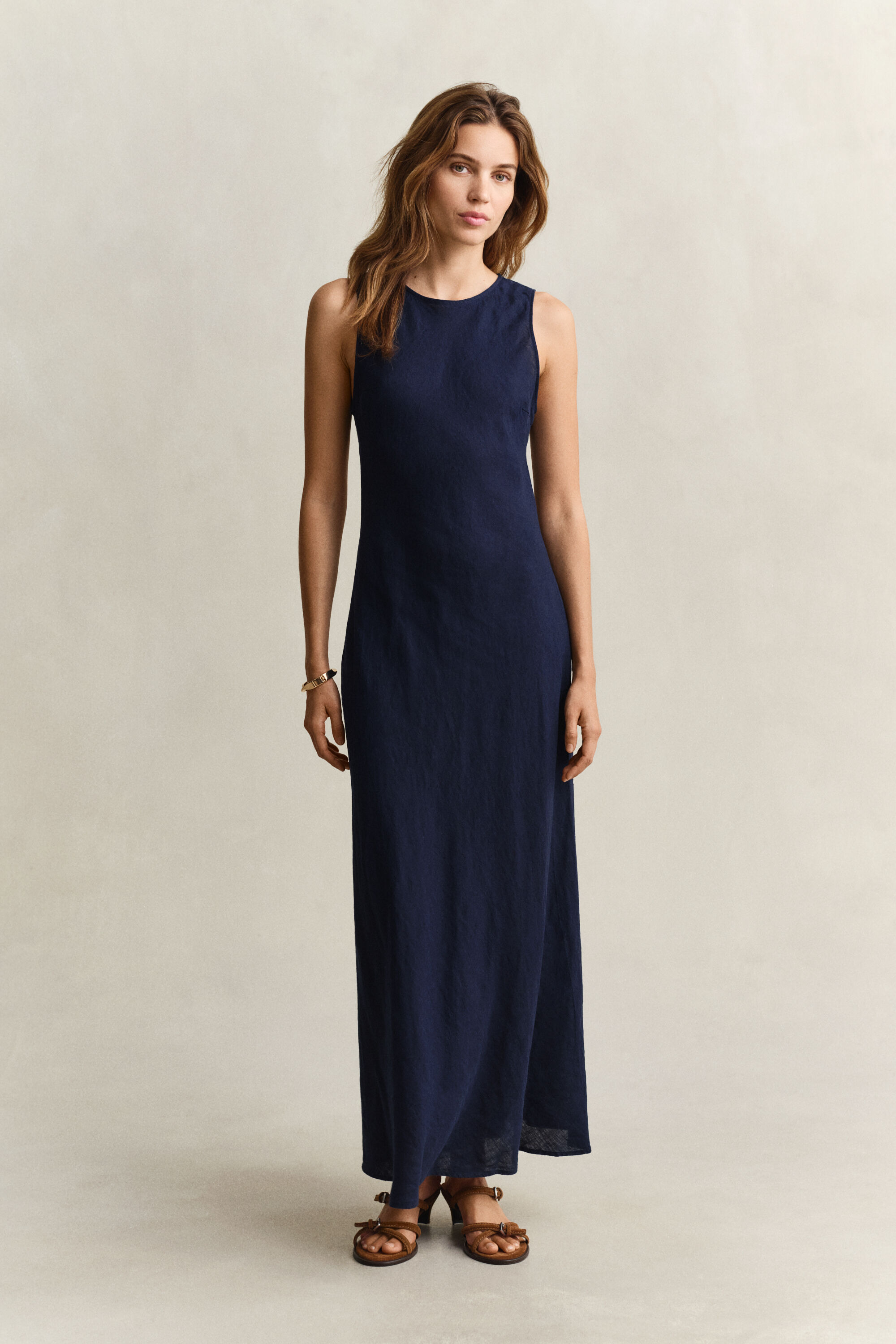 Vestido médio em linho com corte enviesado