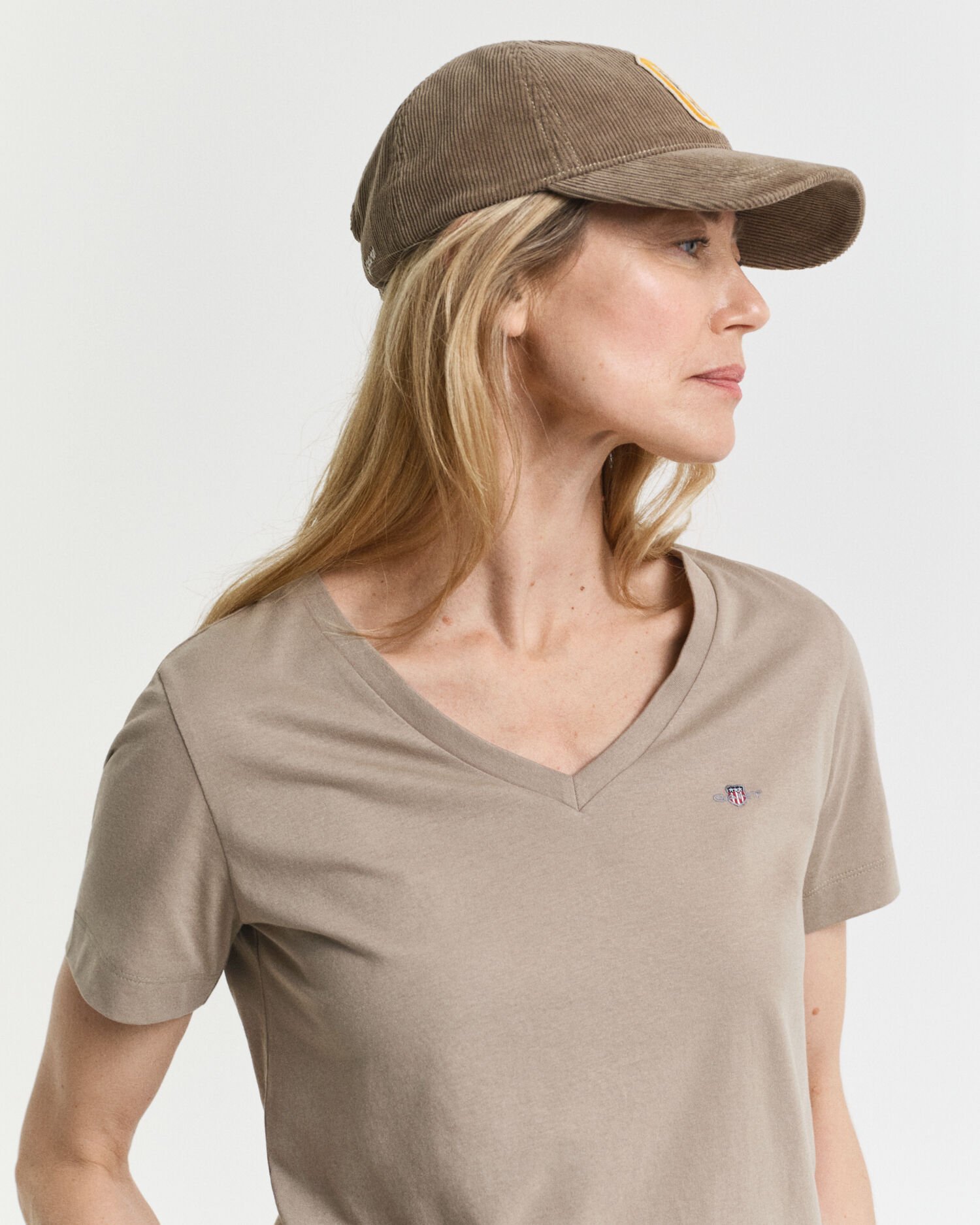 T-shirt com decote em V Shield