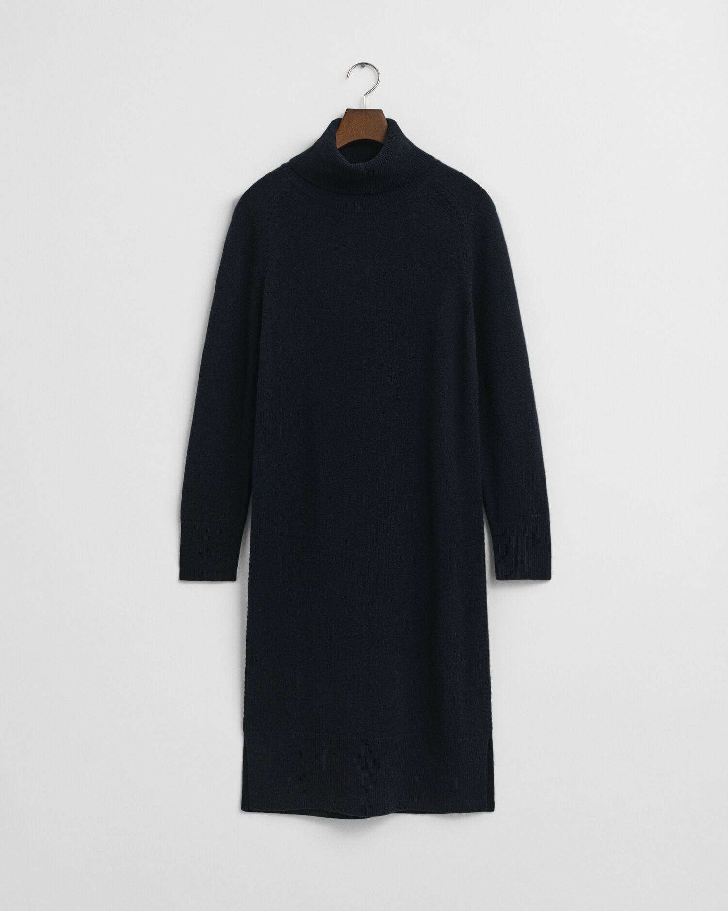 Vestido com gola alta e detalhe de malha